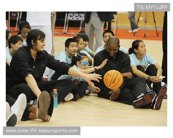 外国球迷模仿NBA巨星技巧踢足球展现超凡运动天赋与创意